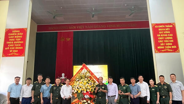 SƯ ĐOÀN 3 SAO VÀNG TẶNG HOA CHÚC MỪNG THÀNH CÔNG ĐẠI HỘI ĐẠI BIỂU ĐẢNG BỘ XÃ CHIẾN THẮNG LẦN THỨ I, NHIỆM KỲ 2025 – 2030